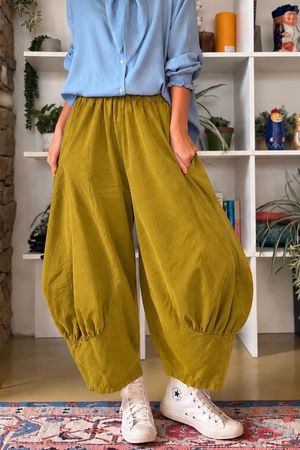 Bateau Needlecord Classic Quirky Tapered Barrel Pant Mucky Olive