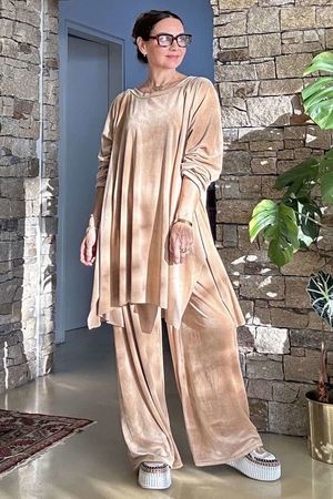 Made in Italy Chalet Soft Stretch Velour Split Side Set Camel //N1 =