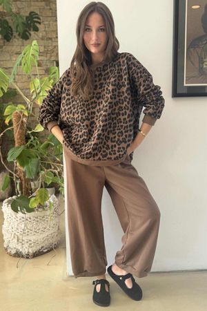 The Scamp Leopard Chillax Sweatshirt Camel 