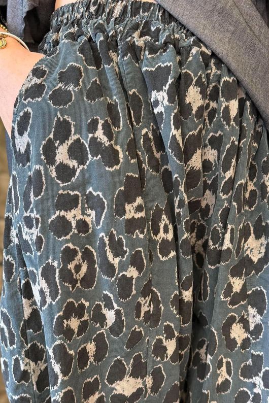Bateau Needlecord Leopard Quirky Tapered Barrel Pant Charcoal