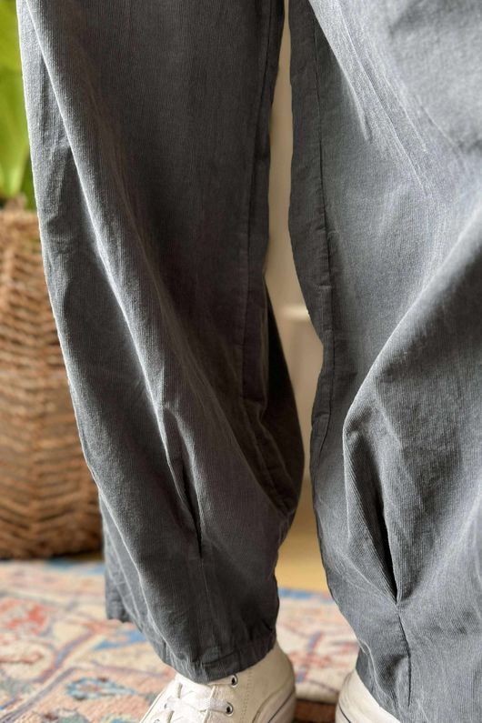 Made in Italy Baby Cord Dart Barrel Pant Charcoal /10 =