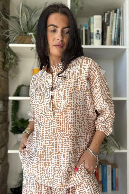 Vince Pebble Spot Batwing Nero Blouse Desert